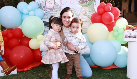 Marcela Rodríguez con Ana Julia y Gabriel Zumaya.