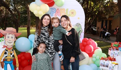  Ximena y María José Treviño con María Emilia y Diego.