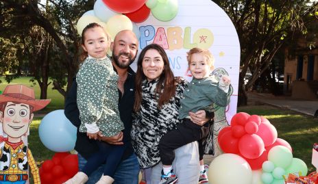  Alejandro del Castillo y María José Treviño con María Emilia y Diego.