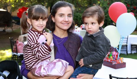 Eugenia Musa con sus hijos Eugenia y Fernando.