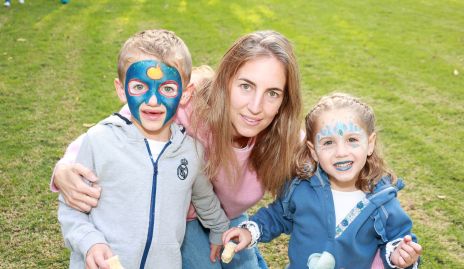  Lucía Hernández con Miguel y Emilia.
