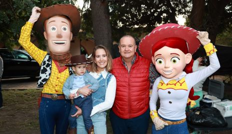  Pablo Torres, Lucía Martín Alba y Felipe Martín Alba con Woody y Jessie.