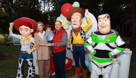  María Amelia Vargas y Felipe Martín Alba con su nieto Pablo, Jessie, Woody y Buzz 
