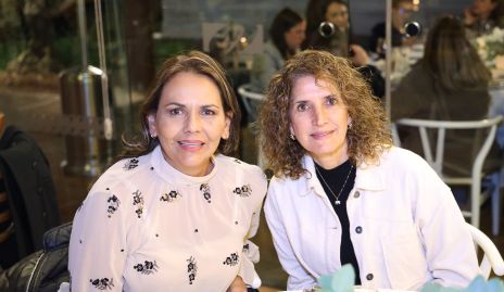  Toyita Villalobos y María Dolores Hernández.