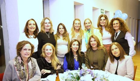  Paulina Aguirre con su suegra Patricia del Bosque y sus amigas.
