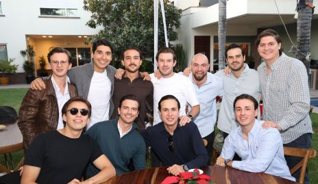  Memo y Óscar con sus amigos.