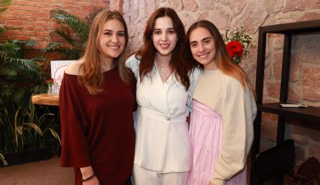  Paulina Castillo, Renata Castillo y Ana Isabel Revuelta.