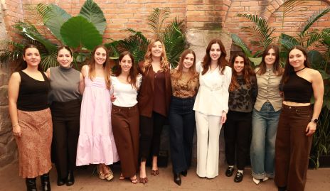  Renata Castillo con sus amigas.