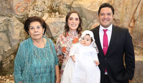  Tere Ascanio, Ana Sofía Ascanio y Raymundo Blanco con Luciana.