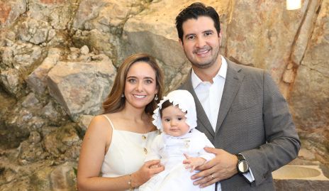  Ana Gabriela Díaz Infante y José Ramón Benavente con su ahijada Luciana.