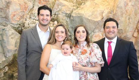  Luciana con sus padrinos José Ramón Benavente, Ana Gabriela Díaz Infante, y sus papás Ana Sofía Ascanio y Raymundo Blanco.