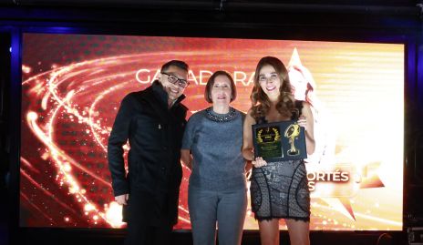  Vanessa Cortés recibiendo su reconocimiento.