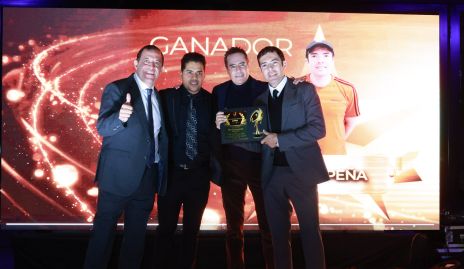  Felipe Peña recibiendo su reconocimiento.