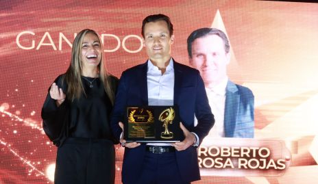  Roberto de la Rosa recibiendo su reconocimiento.