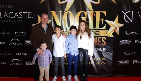  Luis, Santiago, Sebastián y Patricio Castro con Claudia Pérez.