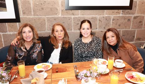  Lucila Leiva, Carmen Velázquez, Sofía Hernández y Adriana Velázquez.
