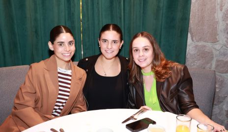  Rocío de la Vega, María Dolores Gómez y Alejandra Martínez.