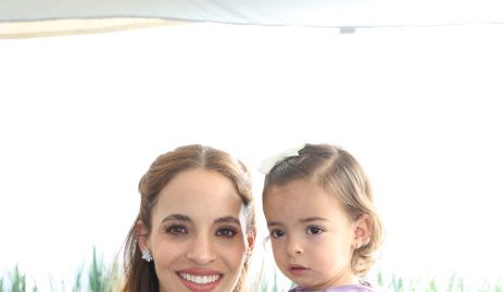  Fernanda Paredes con su hija Francesca Delgado.