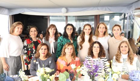 Fernanda Paredes Espinosa con su mamá Pituca Espinosa y sus amigas.