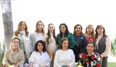  Fernanda Paredes con su mamá Pituca Espinosa y sus amigas.