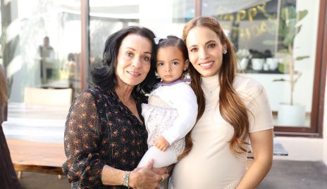  Adriana Espinosa, Francesca Delgado y Fernanda Paredes.