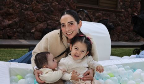  Mariana Alcalá con sus hijos Migue e Inés.
