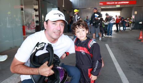 Elías Valencia con su hijo Elías Valencia Torres.