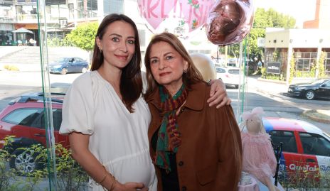  Mariana López con su mamá Mónica Guillén.