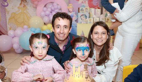  Charlie de la Peña y Julene Arzola, con sus hijas Juliana y Carola.