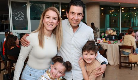  Carla Puente y Federico Mendizábal con sus hijos Loretta y Federico.