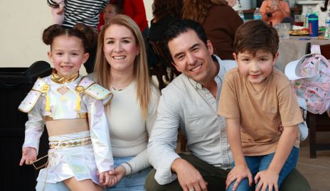  Carla Puente y Federico Mendizábal con sus hijos Loretta y Federico.