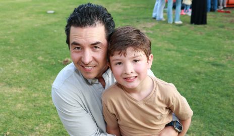  Federico Mendizábal con su hijo.