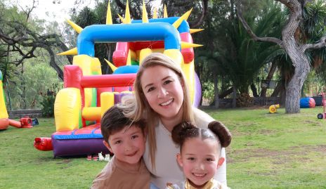  Carla Puente con sus hijos Federico y Loretta Mendizábal.