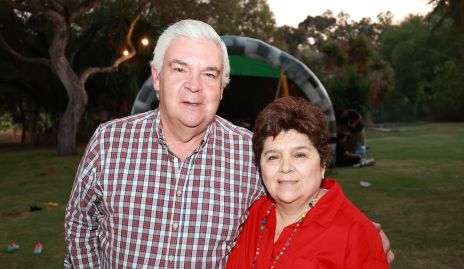  Federico Mendizábal y Claudia Robles, abuelos de los cumpleañeros.