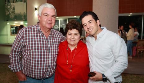  Federico Mendizábal y Claudia Robles con su hijo Federico.