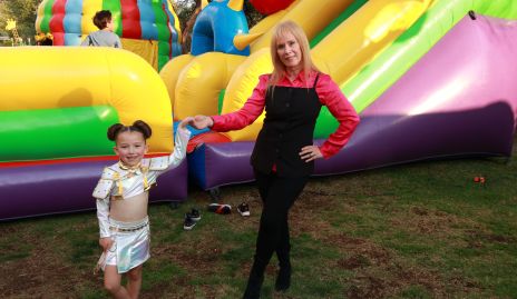  Loretta Mendizábal con su abuela Linda Castillo.