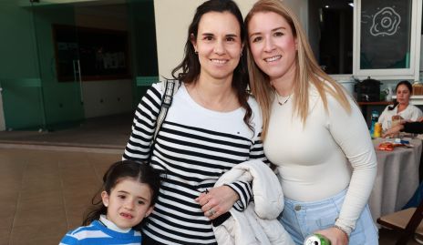  Natalia y Alejandra con Carla Puente.