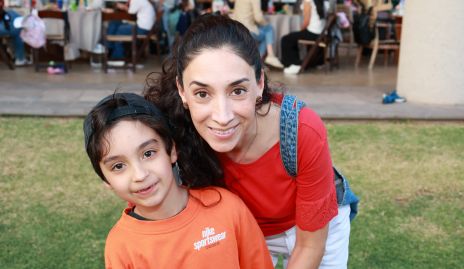  Oliver Harris y Lucía Puente.