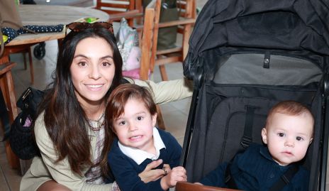  Adriana de la Maza con sus hijos Nicolás y Mateo Valle de la Maza.