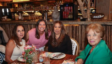  Claudia Pedroza, Edith Muñoz y Lucero Escobedo con Marce.