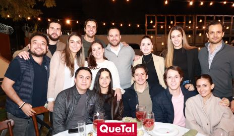  José Pablo Acosta y Andrea Barbosa con sus amigos de toda la vida.