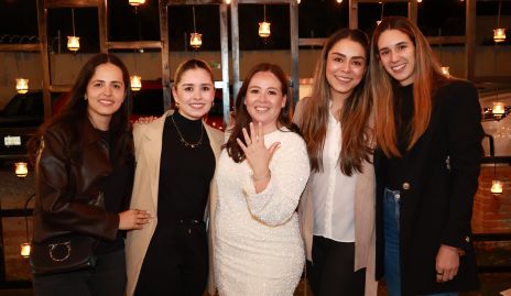  Andrea Barbosa con sus amigas.