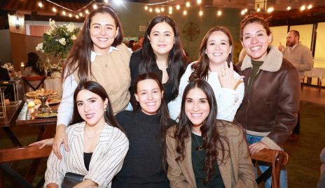 Andrea Barbosa con Fer Castro, Daniela Chávez, Pamela González, Sofía Huec, Melisa Flores y Yolanda Aguilar.