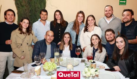  Andrea Barbosa y Pablo Acosta con sus amigos.