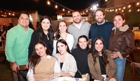  Andrea Barbosa y Pablo Acosta con sus amigos.