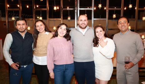  Andrea Barbosa y Pablo Acosta con sus amigos.