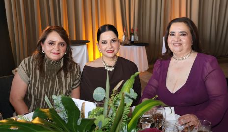  Karla Contreras, Queta Contreras y Gabriela Córdova.