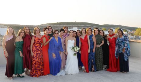  María José Zacarías con su mamá Marcela Valle y sus amigas.