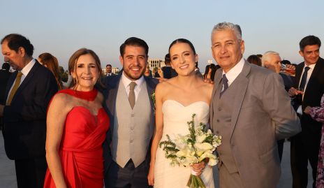  Mauricio Martínez y Marijó Zacarías con Marcela Valle y Ramón Zacarías, papás de la novia.