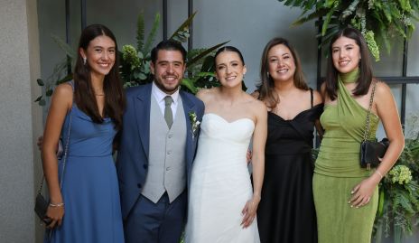  Mauricio Martínez y Marijó Zacarías con sus amigas.